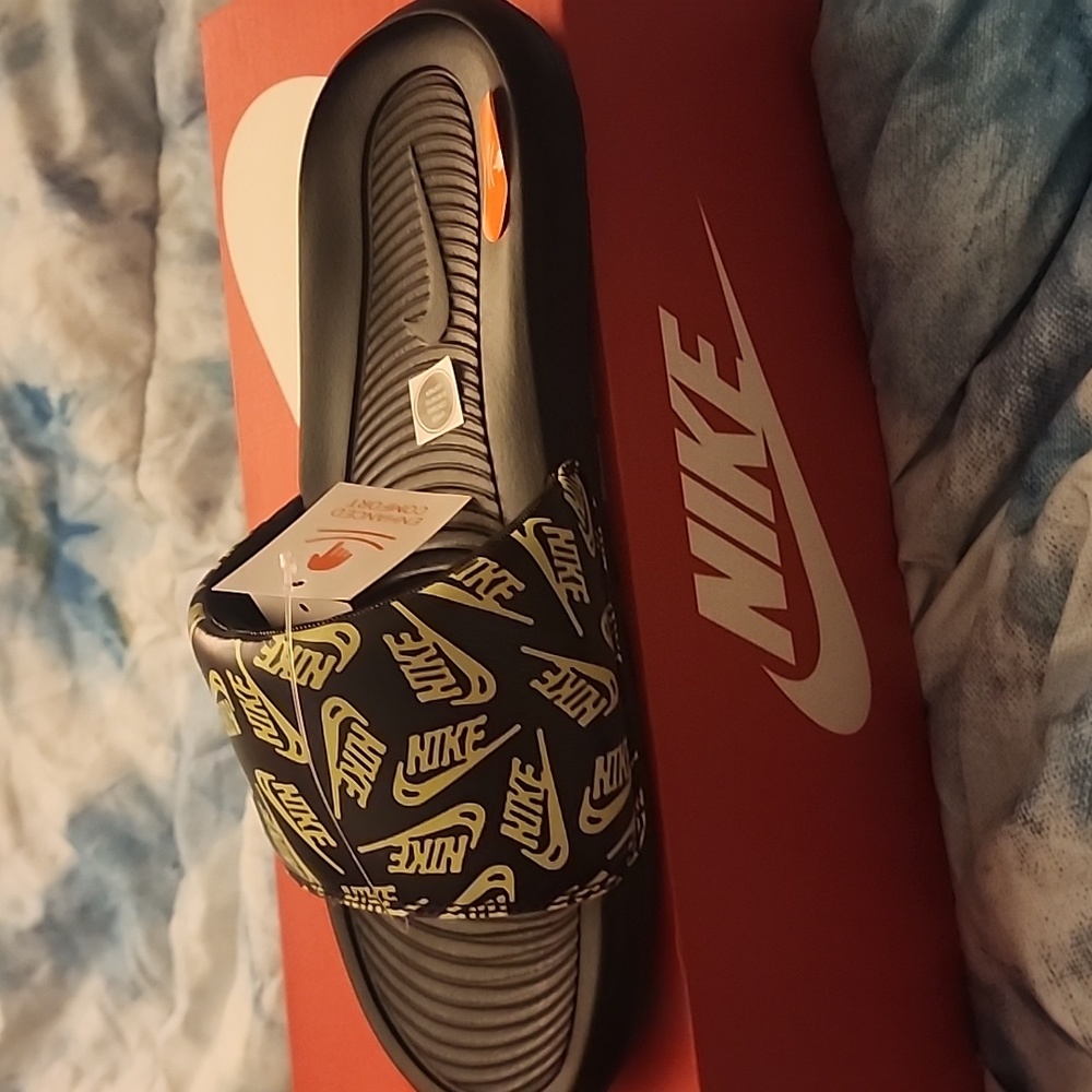 NIKE SLIDES